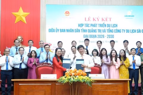 Chủ tịch Ủy ban nhân dân tỉnh Quảng Trị Bùi Hoàng Phương và Chủ tịch Hội đồng thành viên Saigontourist Nguyễn Thị Ánh Hoa ký biên bản hợp tác. (Ảnh: HG)