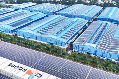 Các mái nhà tại Khu công nghiệp Tân Kim mở rộng tỉnh Tây Ninh, đều được lắp đặt hệ thống điện mặt trời áp mái để góp phần chủ động nguồn cung năng lượng.