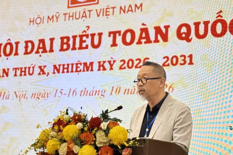 Họa sĩ Đào Quốc Huy, Chủ tịch Hội Mỹ thuật Việt Nam khóa X, nhiệm kỳ 2026-2031, phát biểu tại đại hội. (Ảnh: Phương Lan/TTXVN)