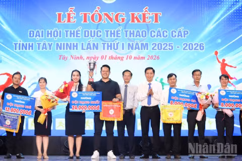 Lãnh đạo Sở Văn hóa, Thể thao và Du lịch tỉnh Tây Ninh trao Cúp và tiền thưởng cho 3 đơn vị xếp hạng Nhất, Nhì và Ba toàn đoàn. (Ảnh: THANH PHONG)