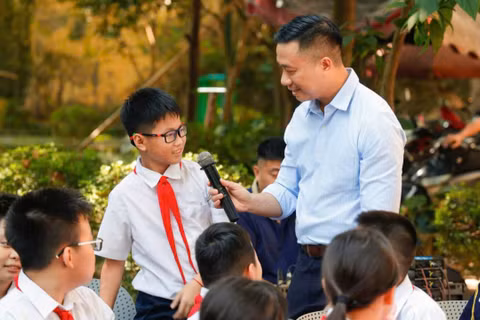 Nhà văn Nguyễn Trương Quý giao lưu với bạn đọc nhỏ tuổi trong dịp ra mắt sách "Dấu vân tay của phố". (Ảnh: NVCC)
