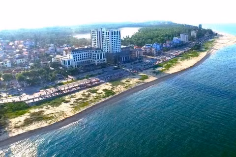 Biển Nhật Lệ nhìn từ trên cao. (Ảnh: HG)