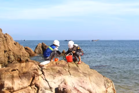 Cán bộ chức năng của Sở Nông nghiệp và Môi trường Quảng Trị lấy mẫu nước biển khu vực Đá Nhảy để phân tích, đánh giá chất lượng nước. (Ảnh: HG)