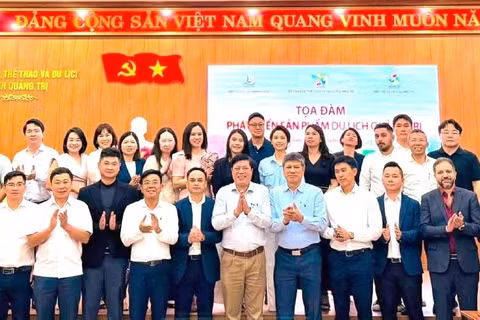 Đại biểu ngành du lịch, doanh nghiệp lữ hành Quảng Trị và Khánh Hòa chụp ảnh lưu niệm tại "Tọa đàm phát triển sản phẩm du lịch Quảng Trị". (Ảnh: DL) 