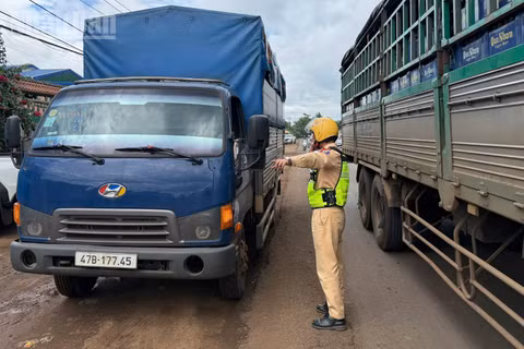 Lực lượng Cảnh sát giao thông, Công an tỉnh Đắk Lắk điều tiết giao thông trên Quốc lộ 26. (Ảnh: CÔNG LÝ)
