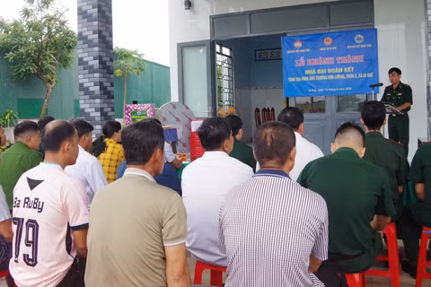 Quang cảnh buổi lễ khánh thành và bàn giao công trình “Nhà Đại đoàn kết” tặng gia đình ông Trương Hữu Lương. (Ảnh: DÂN QUÂN)