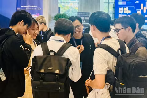 Chín tháng năm 2026, lực lượng lao động từ 15 tuổi trở lên là 53,8 triệu người, cao hơn 697 nghìn người so cùng kỳ năm 2025. (Ảnh: HNV)