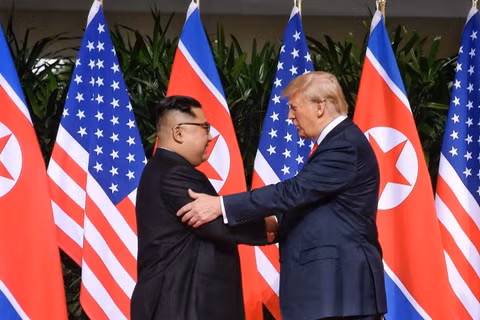 Tổng thống Mỹ Donald Trump (phải) trong cuộc gặp thượng đỉnh lịch sử với Nhà lãnh đạo Triều Tiên Kim Jong-un tại Singapore ngày 12/6/2018. (Ảnh: THX/TTXVN)