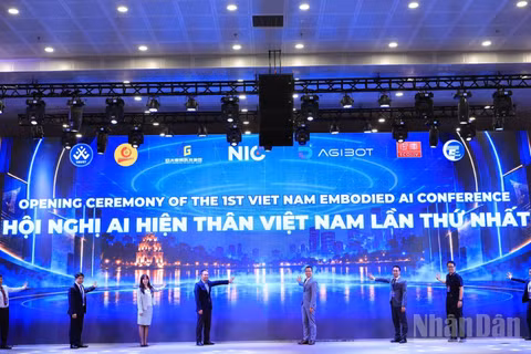 Các đại biểu làm nghi thức khai mạc hội nghị. (Ảnh: MINH HẰNG)