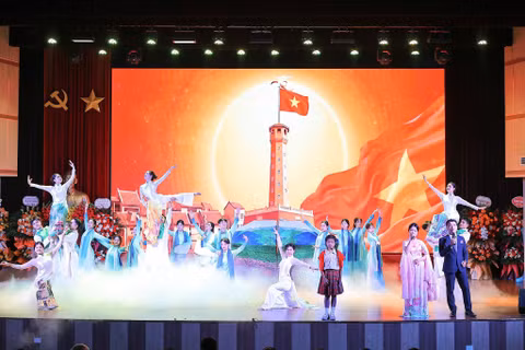 Tiết mục văn nghệ chào mừng Lễ kỷ niệm 70 năm thành lập Khoa Địa lý, Trường đại học Sư phạm Hà Nội. (Ảnh: LÊ ĐÔNG)