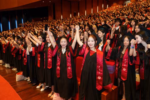 Sinh viên đại học trong Lễ tốt nghiệp. Ảnh: FTU