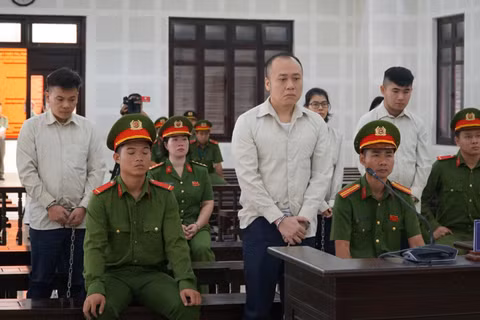 Các bị cáo tại phiên tòa. (Ảnh: ĐX)