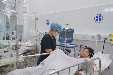 Bệnh nhân đang được chăm sóc đặc biệt. (Ảnh: Bệnh viện cung cấp)