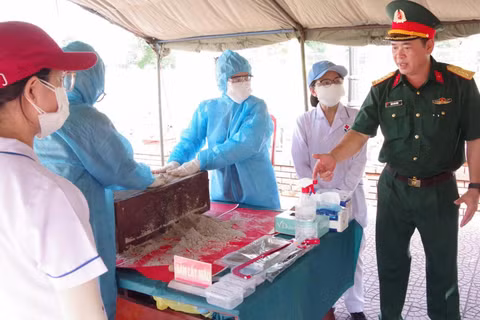 Đại tá Đinh Văn Hưng, Chính ủy Bộ Chỉ huy quân sự thành phố Đà Nẵng kiểm tra công tác lấy mẫu ADN. (Ảnh: QUANG CƯỜNG)