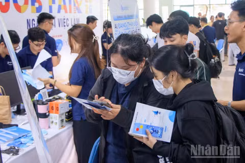 Sinh viên trực tiếp tham gia phỏng vấn tìm việc làm tại chương trình. (Ảnh: ANH ĐÀO)