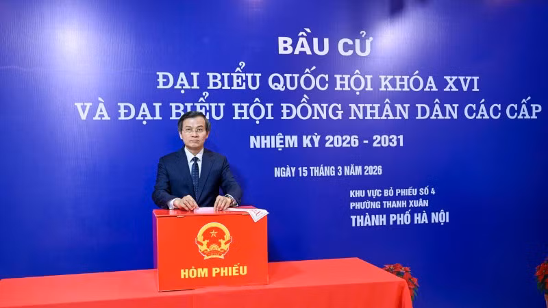 Đồng chí Đoàn Minh Huấn, Ủy viên Bộ Chính trị, Giám đốc Học viện Chính trị quốc gia Hồ Chí Minh, Phó Chủ tịch Thường trực Hội đồng Lý luận Trung ương bỏ phiếu bầu cử tại Khu vực số 4, phường Thanh Xuân (Hà Nội). (Ảnh DUY LINH)