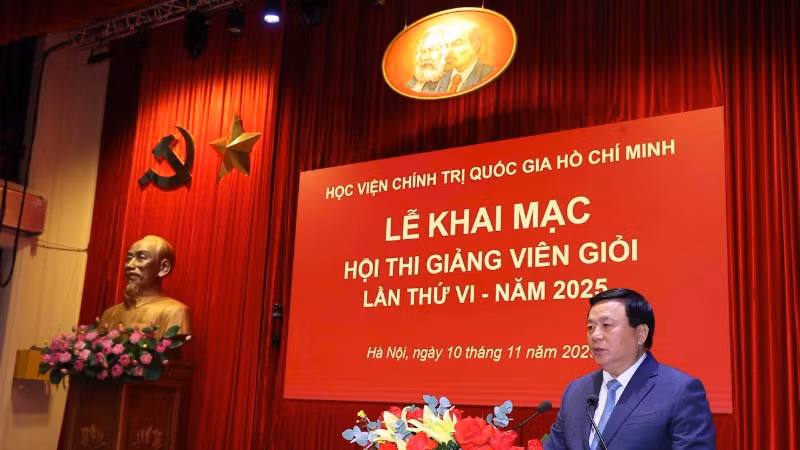 Đồng chí Nguyễn Xuân Thắng phát biểu khai mạc Hội thi giảng viên giỏi cấp Học viện lần thứ VI năm 2025 của Học viện Chính trị quốc gia Hồ Chí Minh. 