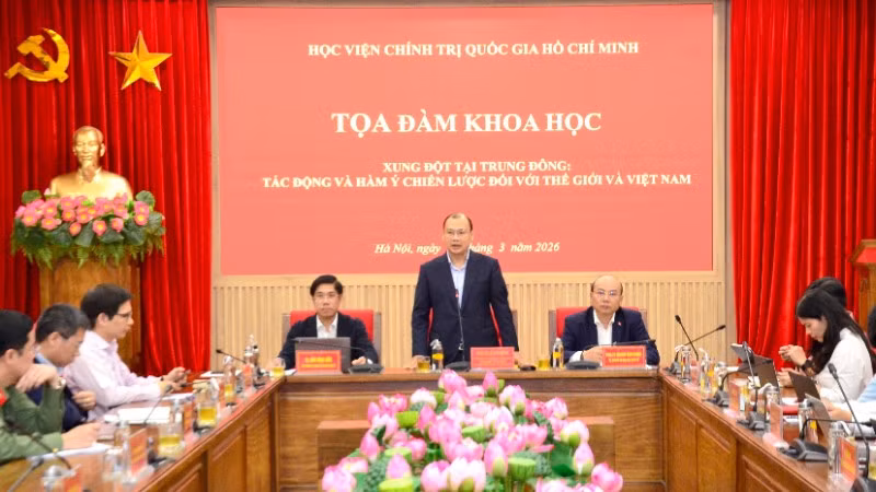 Đồng chí Lê Hải Bình, Ủy viên Trung ương Đảng, Phó Giám đốc Thường trực Học viện Chính trị quốc gia Hồ Chí Minh phát biểu tại tọa đàm. (Ảnh: PHẠM CƯỜNG)