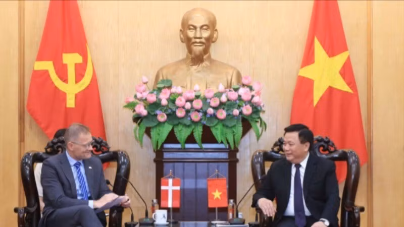 Đồng chí Nguyễn Xuân Thắng, Ủy viên Bộ Chính trị, Giám đốc Học viện Chính trị quốc gia Hồ Chí Minh, Chủ tịch Hội đồng Lý luận Trung ương tiếp Đại sứ Đan Mạch tại Việt Nam Nicolai Prytz.