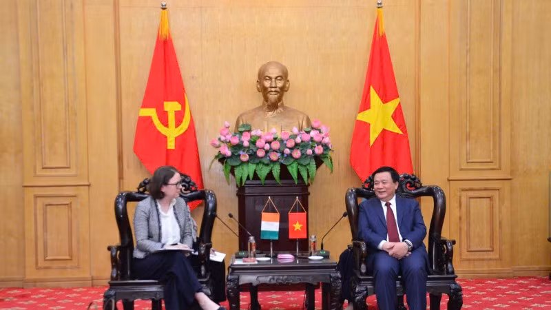 Đồng chí Nguyễn Xuân Thắng, Ủy viên Bộ Chính trị, Giám đốc Học viện Chính trị quốc gia Hồ Chí Minh, Chủ tịch Hội đồng Lý luận Trung ương tiếp bà Deirdre Ní Fhallúin, Đại sứ đặc mệnh toàn quyền Cộng hòa Ireland tại Việt Nam. (Ảnh: Phạm Cường) 