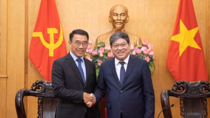 Đồng chí Bounleua Phandanouvong, quyền Trưởng ban Đối ngoại Trung ương Đảng Nhân dân Cách mạng Lào và đồng chí Nguyễn Duy Bắc, Phó Giám đốc Thường trực Học viện Chính trị quốc gia Hồ Chí Minh. 