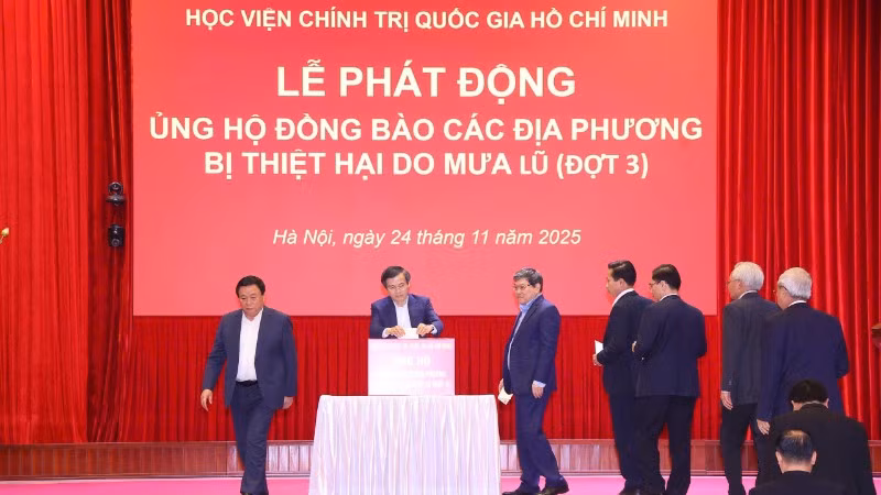 Học viện Chính trị quốc gia Hồ Chí Minh hỗ trợ đồng bào các địa phương bị thiệt hại do mưa lũ. 