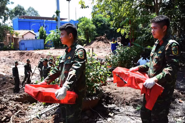 Công tác tìm kiếm, quy tập hài cốt liệt sĩ được duy trì liên tục tại Công viên Lê Thị Riêng. (Ảnh: CTV)