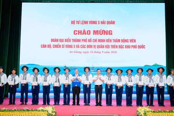 Đồng chí Nguyễn Phước Lộc, Ủy viên Trung ương Đảng, Phó Bí thư Thành ủy Thành phố Hồ Chí Minh, Chủ tịch Ủy ban Mặt trận Tổ quốc Việt Nam Thành phố tặng quà cho chiến sĩ quê Thành phố Hồ Chí Minh đang thực hiện nghĩa vụ tại Vùng 5 Hải quân. (Ảnh: Ban tổ chức) 