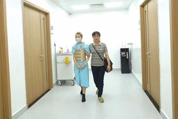 Bệnh nhân tự đi lại sau phẫu thuật. (Ảnh: Bệnh viện cung cấp)