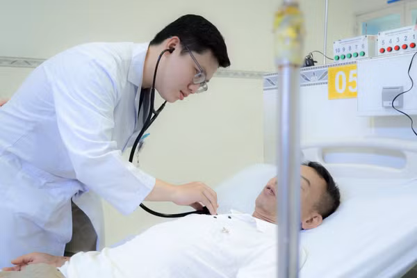Bác sĩ thăm khám bệnh nhân L. sau cấp cứu. (Ảnh: Bệnh viện cung cấp)