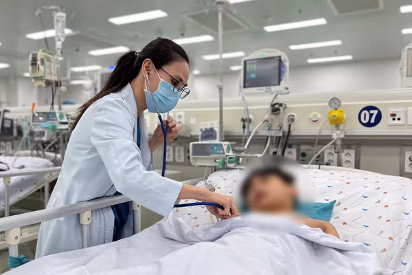 Bác sĩ Bệnh viện Nhi đồng 1 thăm khám cho bệnh nhi. (Ảnh: Bệnh viện cung cấp)