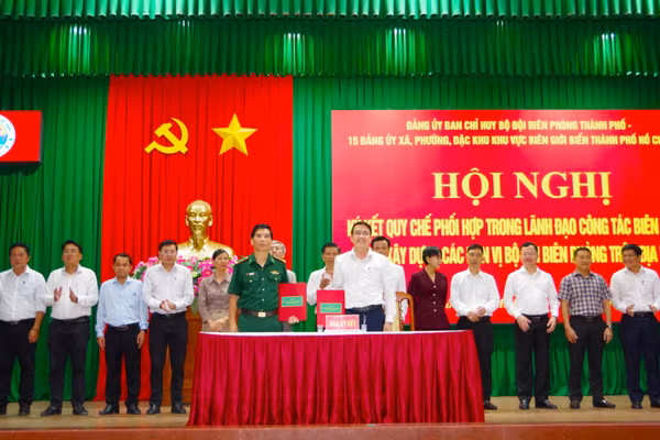 Các đơn vị thực hiện ký kết quy chế phối hợp. (Ảnh: LÊ KHOA)