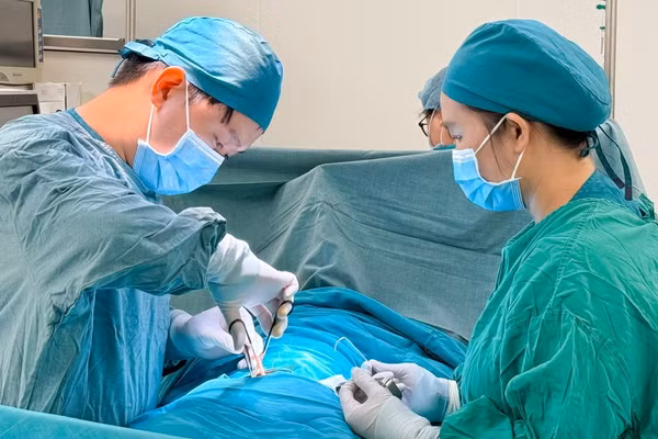 Ê-kíp phẫu thuật can thiệp xử trí ca bệnh bị lồng ruột hiếm gặp. (Ảnh: Bệnh viện cung cấp)