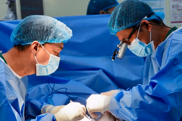 Ê-kíp bác sĩ thực hiện phẫu thuật. (Ảnh: CTV)