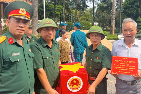Hài cốt liệt sĩ Nguyễn Văn Thơm được bàn giao cho người thân đưa về an táng tại quê nhà. (Ảnh: Cộng tác viên)
