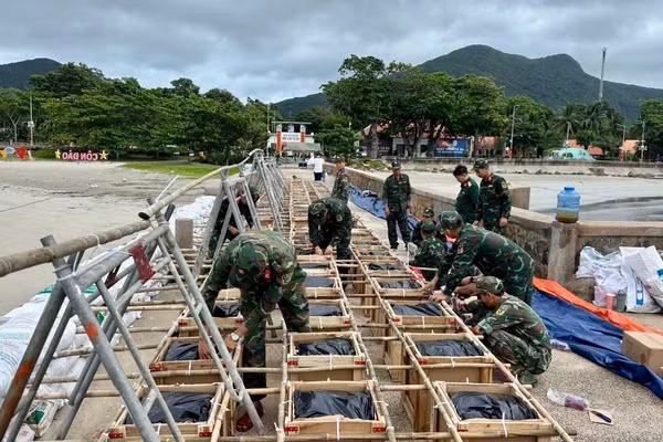 Công tác chuẩn bị cho màn bắn pháo hoa tại đặc khu Côn Đảo diễn ra vào tối 2/7. (Ảnh: Bộ Tư lệnh Thành phố)