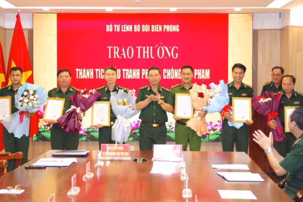Các đơn vị nhận khen thưởng từ Bộ Tư lệnh Bộ đội Biên phòng. (Ảnh: LÊ KHOA)