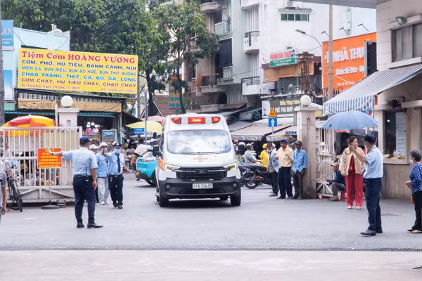 Một trường hợp cấp cứu được vận chuyển vào Bệnh viện Chợ Rẫy. (Ảnh: Bệnh viện cung cấp)