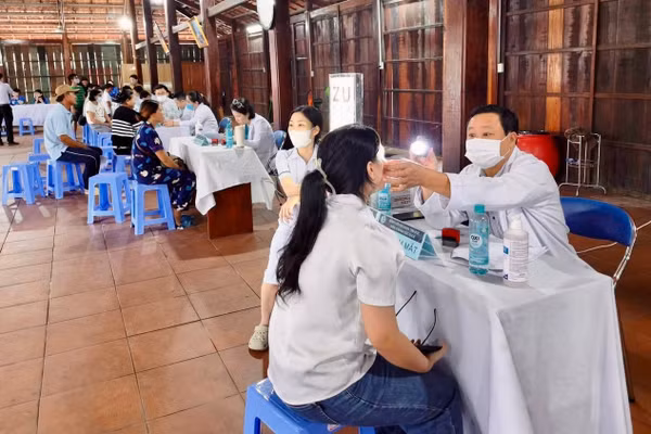 Người dân xã Long Sơn đến điểm khám sức khỏe. (Ảnh: Bệnh viện đa khoa Thủ Đức cung cấp)