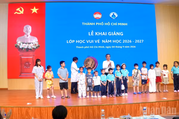 Giám đốc Bệnh viện Nhi đồng 1 đánh trống khai giảng năm học mới tại "Lớp học vui vẻ". (Ảnh: THÀNH LÊ)