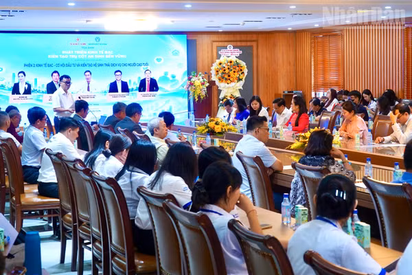 Các chuyên gia chia sẻ ý kiến tại tọa đàm phát triển kinh tế bạc kiến tạo trụ cột an sinh bền vững. (Ảnh: KHANG ANH)