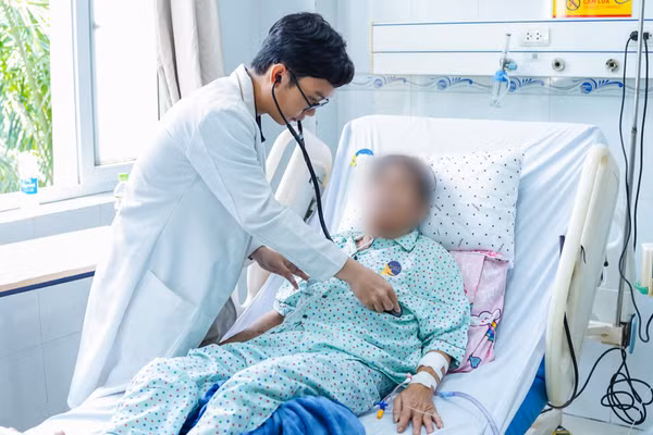Bác sĩ Bệnh viện đa khoa Xuyên Á thăm khám sức khỏe một trong hai nạn nhân vụ án mạng. (Ảnh: CTV)