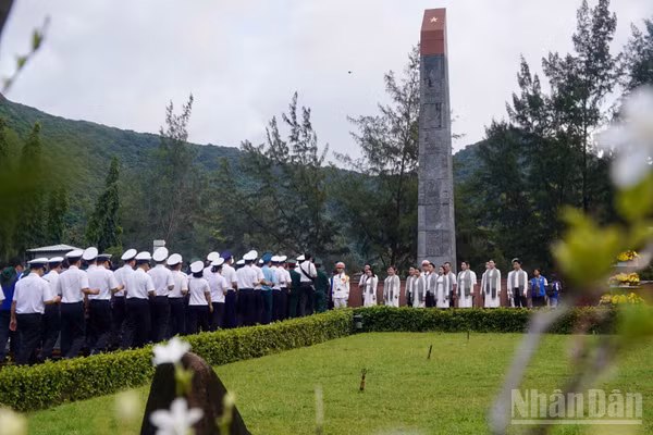 Đoàn đại biểu Thành phố Hồ Chí Minh dâng hương tại Nghĩa trang Hàng Dương. (Ảnh: LÊ THÀNH)