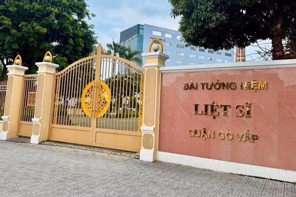 Bộ Tư lệnh Thành phố Hồ Chí Minh tìm kiếm thông tin về nơi chôn cất liệt sĩ tại khu vực Đài tưởng niệm liệt sĩ quận Gò Vấp (cũ). (Ảnh: Bộ Tư lệnh Thành phố Hồ Chí Minh)