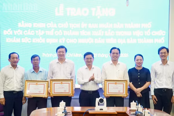 Đại diện các địa phương nhận Bằng khen của Chủ tịch Ủy ban nhân dân Thành phố Hồ Chí Minh. (Ảnh: KHANG ANH)