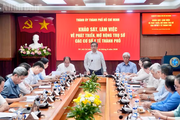 Đồng chí Nguyễn Phước Lộc, Ủy viên Trung ương Đảng, Phó Bí thư Thành ủy Thành phố Hồ Chí Minh, Chủ tịch Ủy ban Mặt trận Tổ quốc Việt Nam Thành phố phát biểu tại buổi làm việc. (Ảnh: KHANG ANH)