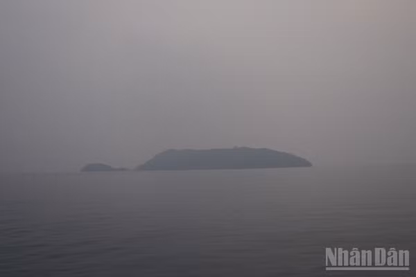 Đảo Nam Du trong sương sớm. (Ảnh: LÊ THÀNH)