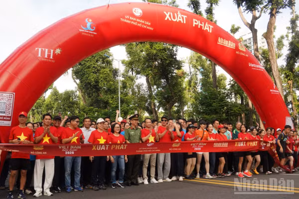 Các khối tham gia đi bộ tại điểm cầu Thành phố Hồ Chí Minh trước giờ xuất phát. (Ảnh: THÀNH LÊ)