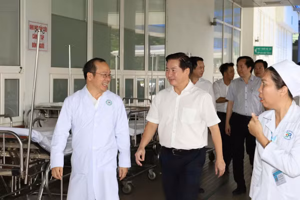 Đoàn công tác của Bệnh viện Bình Dân đến làm việc tại Bệnh viện đa khoa Bà Rịa. (Ảnh: Bệnh viện cung cấp)
