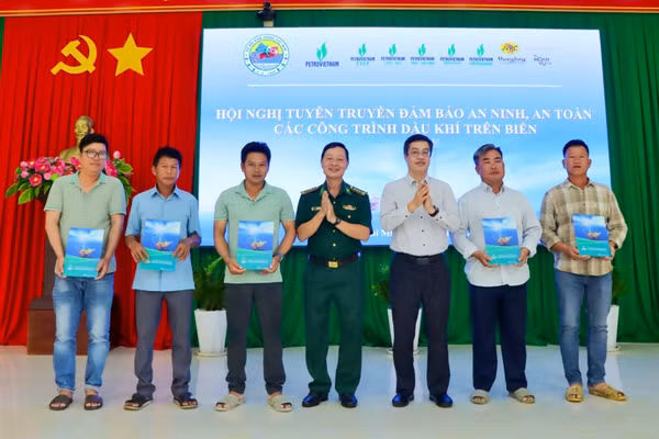 Thủ trưởng Ban Chỉ huy Bộ đội Biên phòng Thành phố Hồ Chí Minh trao quà cho ngư dân. (Ảnh: QUANG ANH)